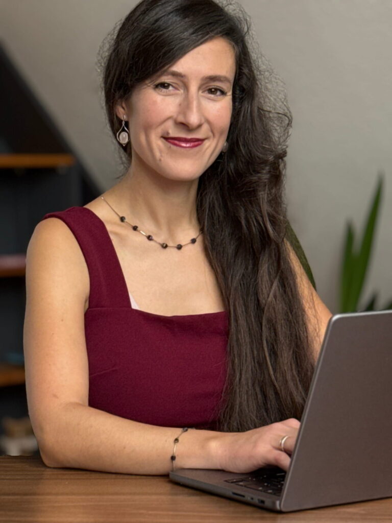 Kontakt Jenny Christoffel, Beziehungscoach und Paarberaterin aus Hilden bei Düsseldorf, sitzt am Laptop und schaut in die Kamera. Sie lädt dazu ein, Kontakt aufzunehmen und den ersten Schritt zu mehr Klarheit in der Beziehung zu gehen, die Beziehung zu verbessern oder sich friedlich zu trennen.