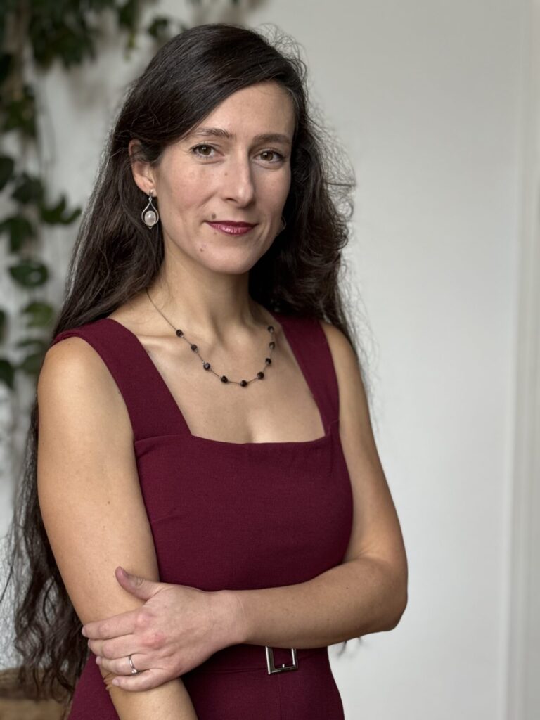 Jenny Christoffel lächelt freundlich in die Kamera. Sie ist Beziehungscoach und Paarberaterin im Bleiben oder gehen Coachingprogramm für Frauen und Männer.