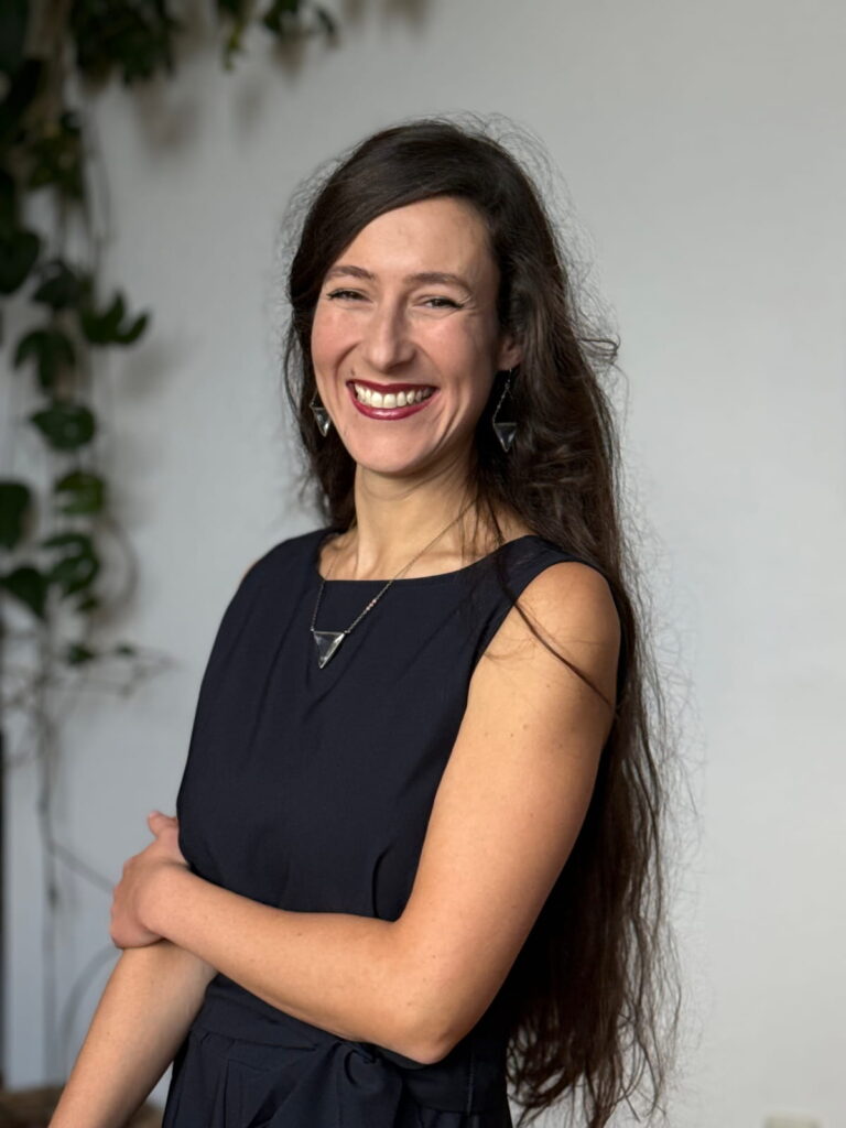 Jenny Christoffel, Beziehungscoach & Paarberaterin online und in Hilden bei Düsseldorf, blickt freundlich in die Kamera. Das Foto begleitet den Fragebogen und schafft Vertrauen für eine offene und ehrliche Beantwortung.