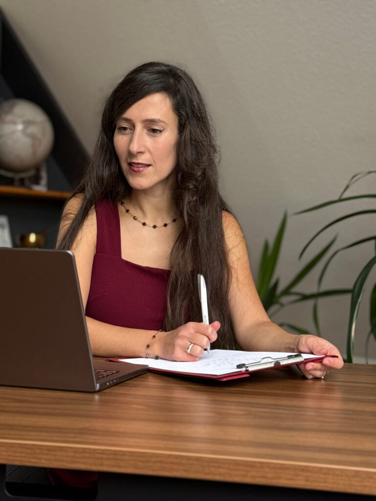 Jenny Christoffel, Beziehungscoach & Paarberaterin online und in Hilden bei Düsseldorf, sitzt am Laptop und führt eine Coachingsitzung – sie begleitet Frauen, Männer und Paare mit Empathie und Struktur durch ihren Klärungsprozess im Coaching „Bleiben oder gehen“.