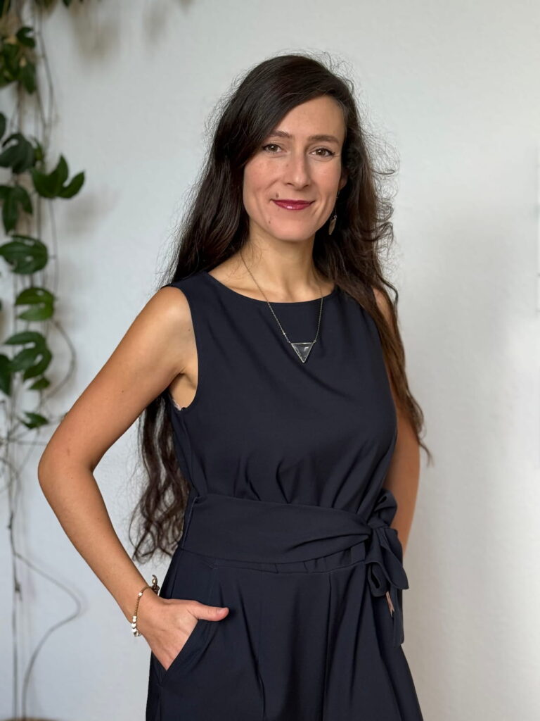 Bleiben oder gehen Paarcoaching Jenny Christoffel schaut freundlich in die Kamera – Beziehungscoach und Paarberaterin im Bleiben oder gehen Programm für Paare. Das Bild vermittelt Vertrauen und Klarheit.