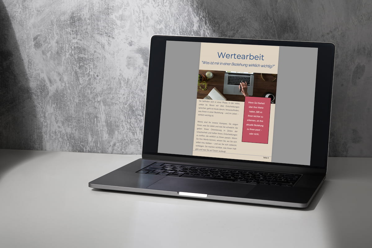 Bleiben oder gehen Paarcoaching Ein Laptop mit einer geöffneten Workbook-Seite aus dem Paarcoaching-Programm „Bleiben oder gehen“ von Jenny Christoffel, Beziehungscoach & Paarberaterin online und in Hilden bei Düsseldorf – für mehr gemeinsame Klarheit, Verständnis und Orientierung.