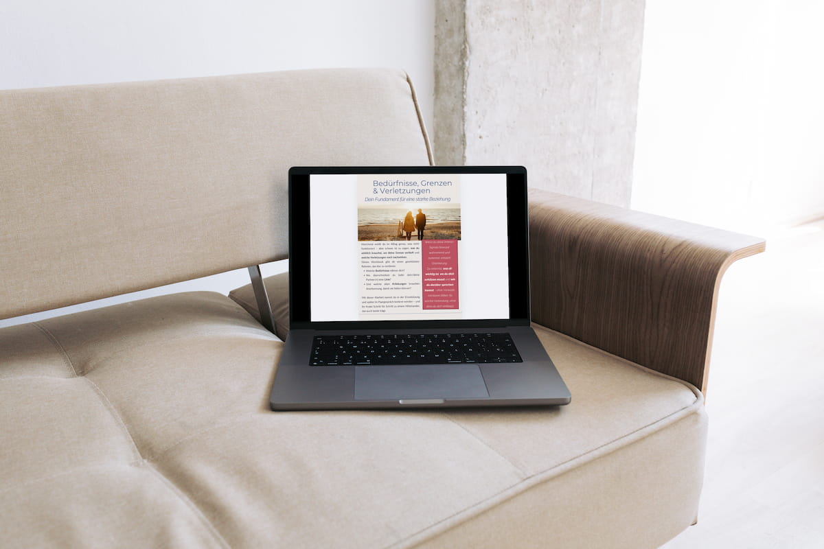 Ein Mockup des Workbooks aus dem Coaching-Programm „Neustart als Paar“ von Jenny Christoffel, Beziehungscoach & Paarberaterin online und in Hilden bei Düsseldorf, mit Impulsen und Übungen für mehr Nähe, Verständnis und Leichtigkeit in der Beziehung.