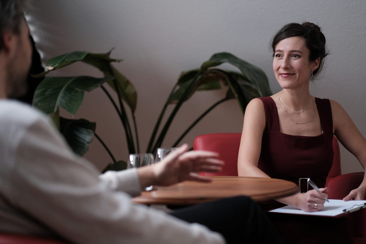 Jenny Christoffel, Beziehungscoach & Paarberaterin online und in Hilden bei Düsseldorf, begleitet einen Klienten in Phase 2 ihres Coaching-Prozesses „Bleiben oder gehen“. Sie hilft dabei, eigene Bedürfnisse zu erkennen und eine stimmige Entscheidung, ob er die Beziehung weiterführen möchte oder nicht aus innerer Klarheit zu treffen.