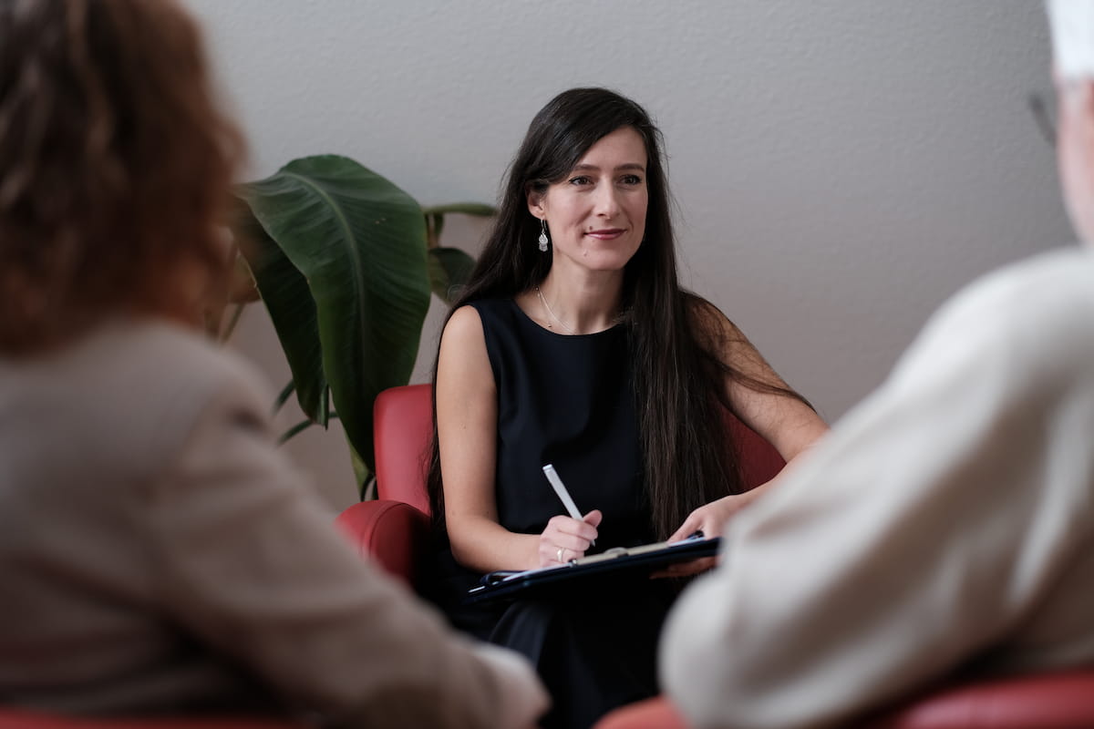 Bleiben oder gehen Paarcoaching Jenny Christoffel, Beziehungscoach & Paarberaterin online und in Hilden bei Düsseldorf, begleitet ein Paar in Phase 2 „Entscheiden“ ihres Coaching-Prozesses „Bleiben oder gehen“. Sie hilft ihnen, Bedürfnisse zu klären und eine Entscheidung zu treffen, die sich für beide richtig anfühlt.