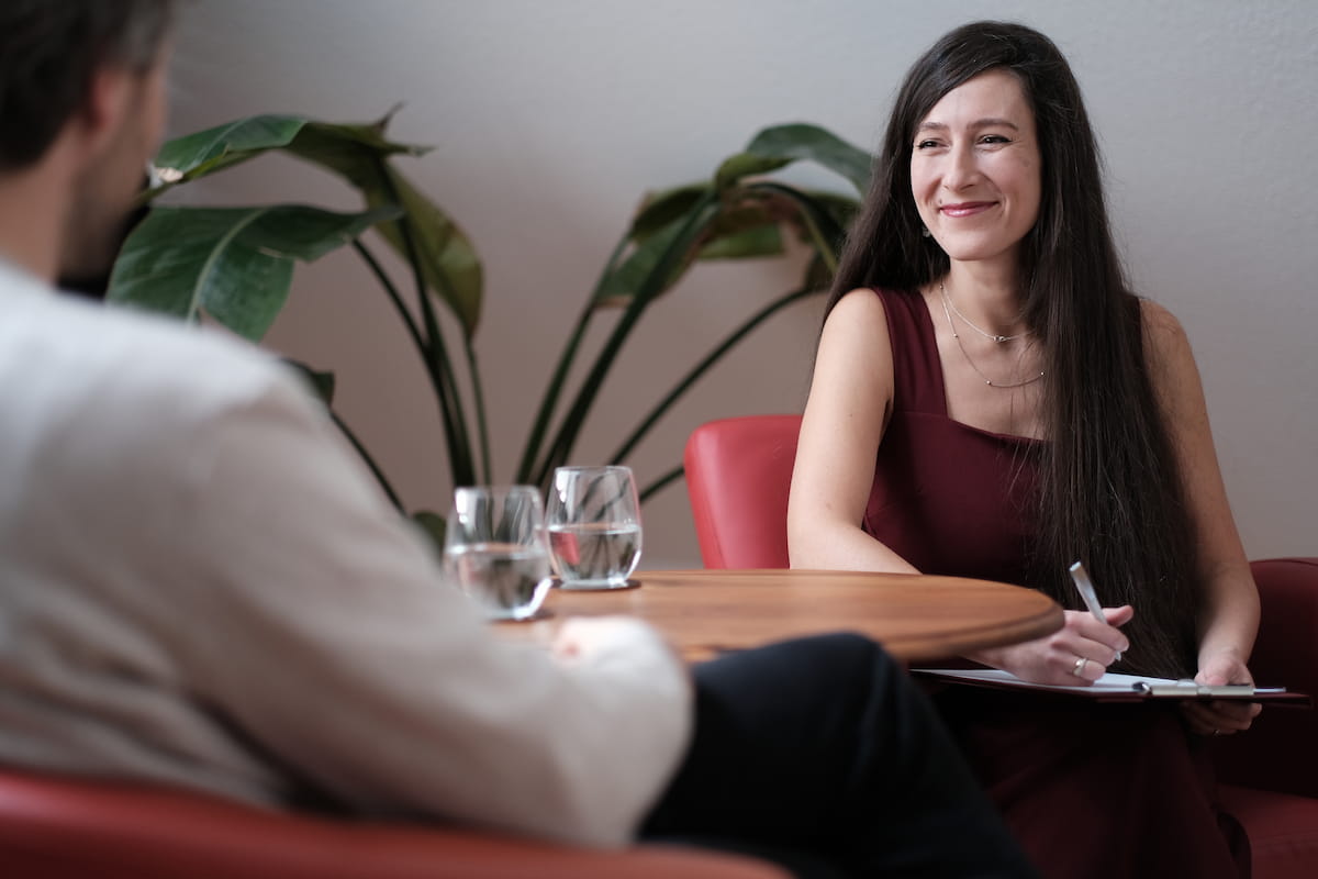 Jenny Christoffel, Beziehungscoach & Paarberaterin online und in Hilden bei Düsseldorf, begleitet einen Klienten in Phase 3 ihres Coaching-Prozesses „Bleiben oder gehen“. Sie hilft, eine getroffene Entscheidung bewusst und im eigenen Tempo umzusetzen und innere Stabilität zu gewinnen.