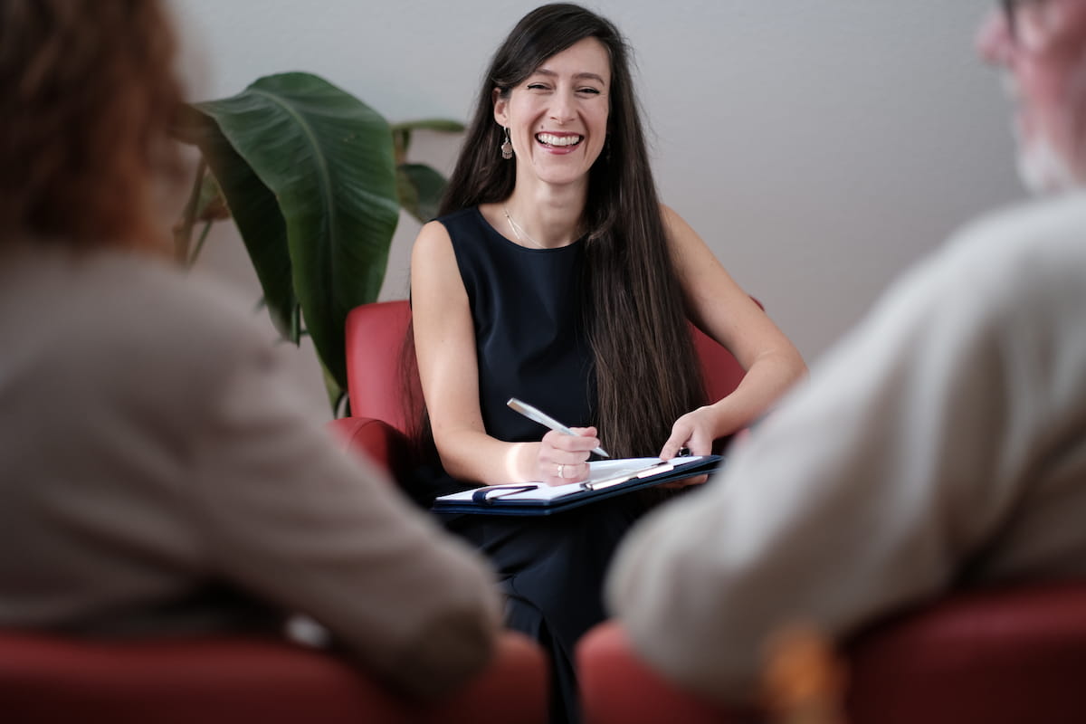 Bleiben oder gehen Paarcoaching Jenny Christoffel, Beziehungscoach & Paarberaterin online und in Hilden bei Düsseldorf, begleitet ein Paar in Phase 3 „Handeln“ ihres Coaching-Prozesses „Bleiben oder gehen“. Sie hilft ihnen, klare Schritte zu entwickeln und Entscheidungen mit Ruhe, Stabilität und gegenseitigem Respekt umzusetzen.