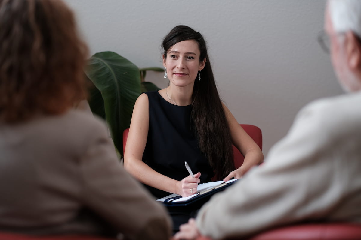 Trennung in Würde Jenny Christoffel, Beziehungscoach & Paarberaterin online und in Hilden bei Düsseldorf, begleitet ein Paar in Phase 3 „Neuorientieren“ ihres Coaching-Prozesses „Trennung in Würde“. Sie hilft, klare Vereinbarungen zu treffen und die Trennung achtsam, respektvoll und stabil zu gestalten.