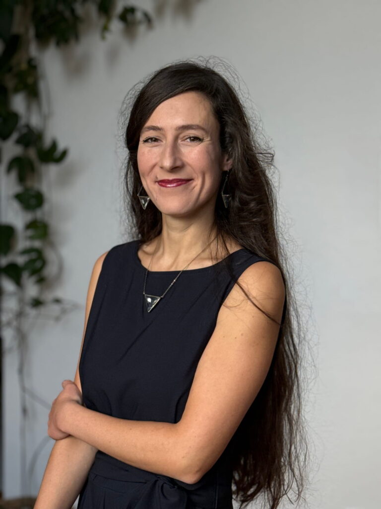 Trennung in Würde Jenny Christoffel, Beziehungscoach & Paarberaterin online und in Hilden bei Düsseldorf, lächelt ruhig und freundlich in die Kamera. Das Bild steht für Vertrauen, Verständnis und die wertschätzende Begleitung im Coaching-Prozess „Trennung in Würde“.