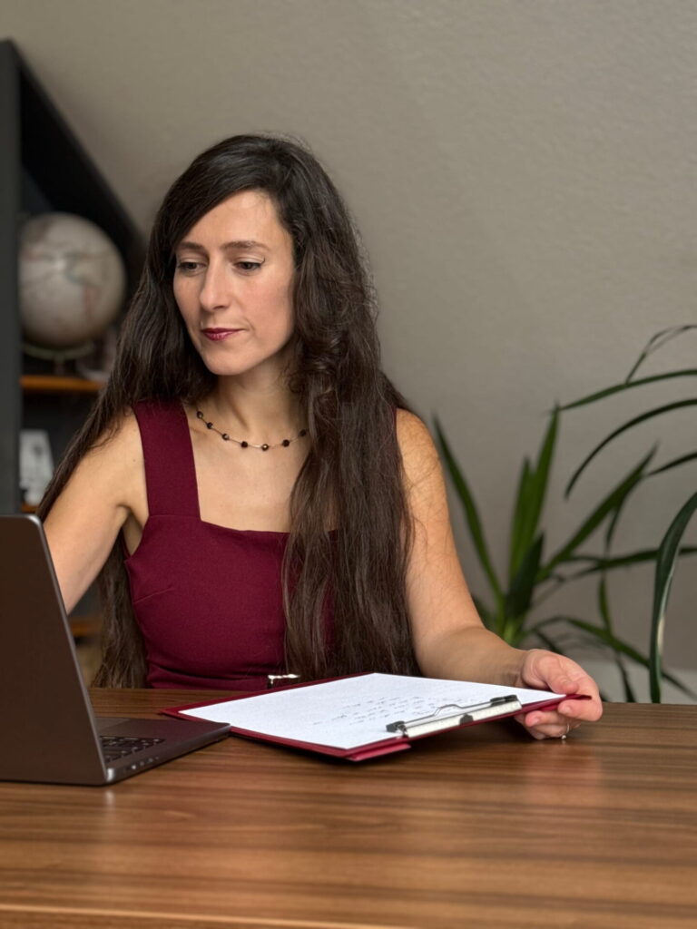 Trennung in Würde Jenny Christoffel, Beziehungscoach & Paarberaterin online und in Hilden bei Düsseldorf, sitzt an ihrem Laptop und blickt konzentriert auf den Bildschirm. Das Bild steht für Achtsamkeit, Vertrauen und die Begleitung von Menschen, die vor einer Trennung stehen und noch zögern.