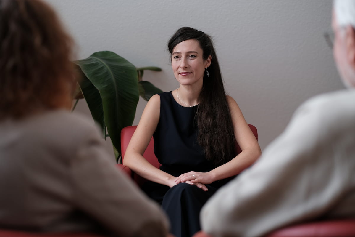 Jenny Christoffel, Beziehungscoach & Paarberaterin online und in Hilden bei Düsseldorf, begleitet ein Paar, das sich in gegenseitigem Respekt trennt. Sie unterstützt Menschen dabei, in Frieden und mit Würde auseinanderzugehen.