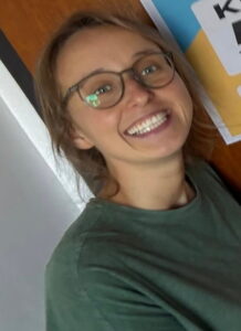 Eine Klientin von Jenny Christoffel, Beziehungscoach & Paarberaterin online und in Hilden bei Düsseldorf. Das Foto steht für echte Erfahrungen und persönliche Entwicklung im Coaching-Prozess.