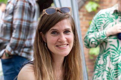 Trennung in Würde Klientin Sonja R., 37, lächelt freundlich – authentisches Feedback zum Beziehungscoaching bei Jenny Christoffel.